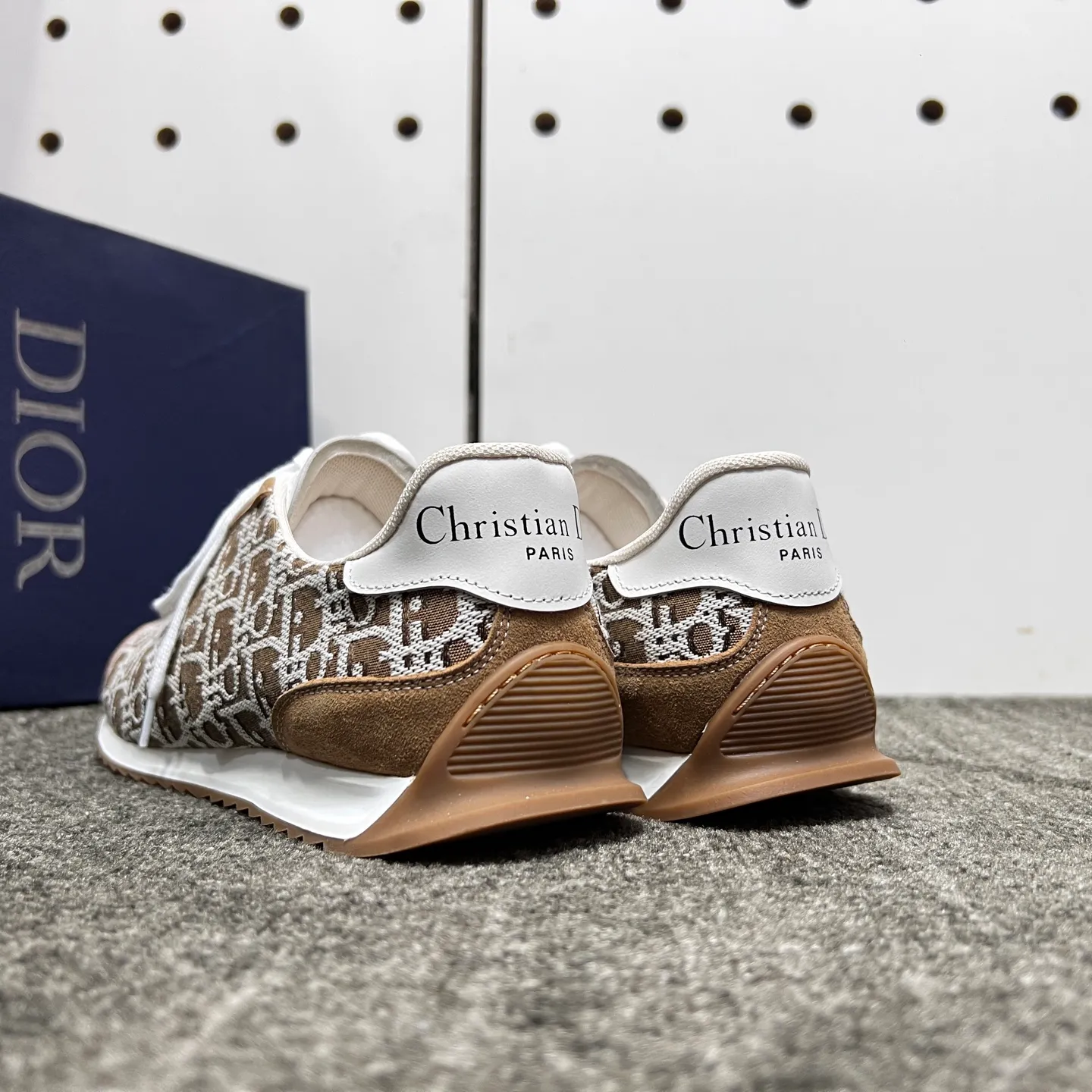 Factory price: 420💰【DIAo•Dior】Original quality.~ Unique modern style sneakers. 🏃A must-have casual shoe for trendy men😍😍 Original brand imported from Italy, imported original leather, sheep lining (refuses to discolor and grind feet) Sole: Original sole provided by the original factory, French lazy style design ⚠️Fit to the feet, original quality, super comfortable original sole. It’s like shooting the real thing 🎬The real thing is better, high-quality sneakers, size: 38-44, custom-made 45